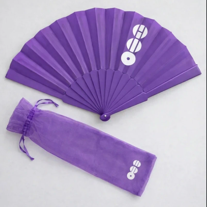 Abanico de Mano Púrpura "I Purple You" con Funda Protectora. Accesorio Aesthetic de Estilo K-Pop, Incluye Funda de Organza.