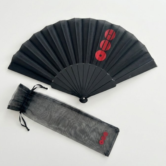 Abanico Arirang Coreano Minimalista Negro con logo rojo con Bolsita. Accesorio Aesthetic de Estilo K-Pop, Incluye Funda de Organza.