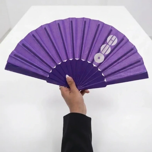 Abanico de Mano Púrpura "I Purple You" con Funda Protectora. Accesorio Aesthetic de Estilo K-Pop, Incluye Funda de Organza.