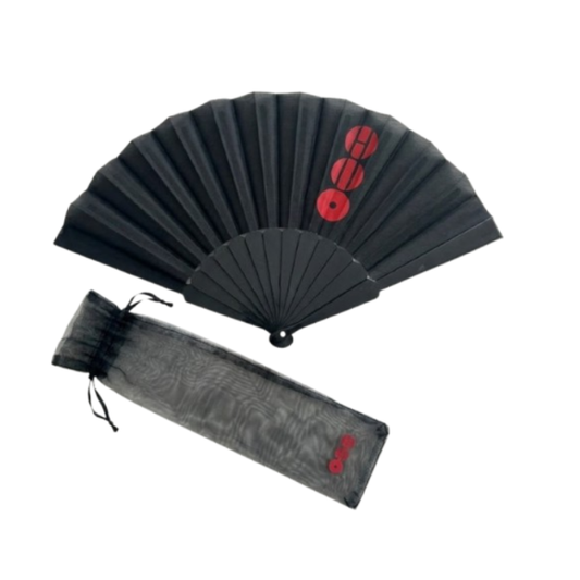Abanico Arirang Coreano Minimalista Negro con logo rojo con Bolsita. Accesorio Aesthetic de Estilo K-Pop, Incluye Funda de Organza.