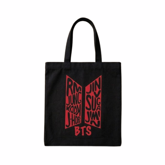 Tote Bag Negra con Logotipo Rojo y Nombres de Integrantes